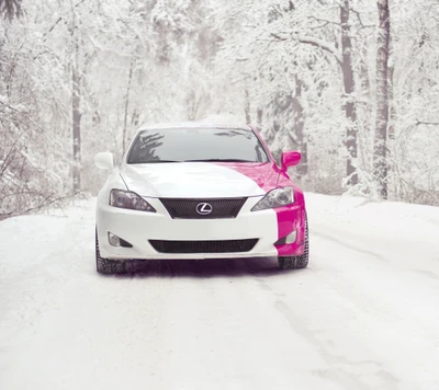 Carro Lexus em rosa e branco em meio a um país das maravilhas de inverno