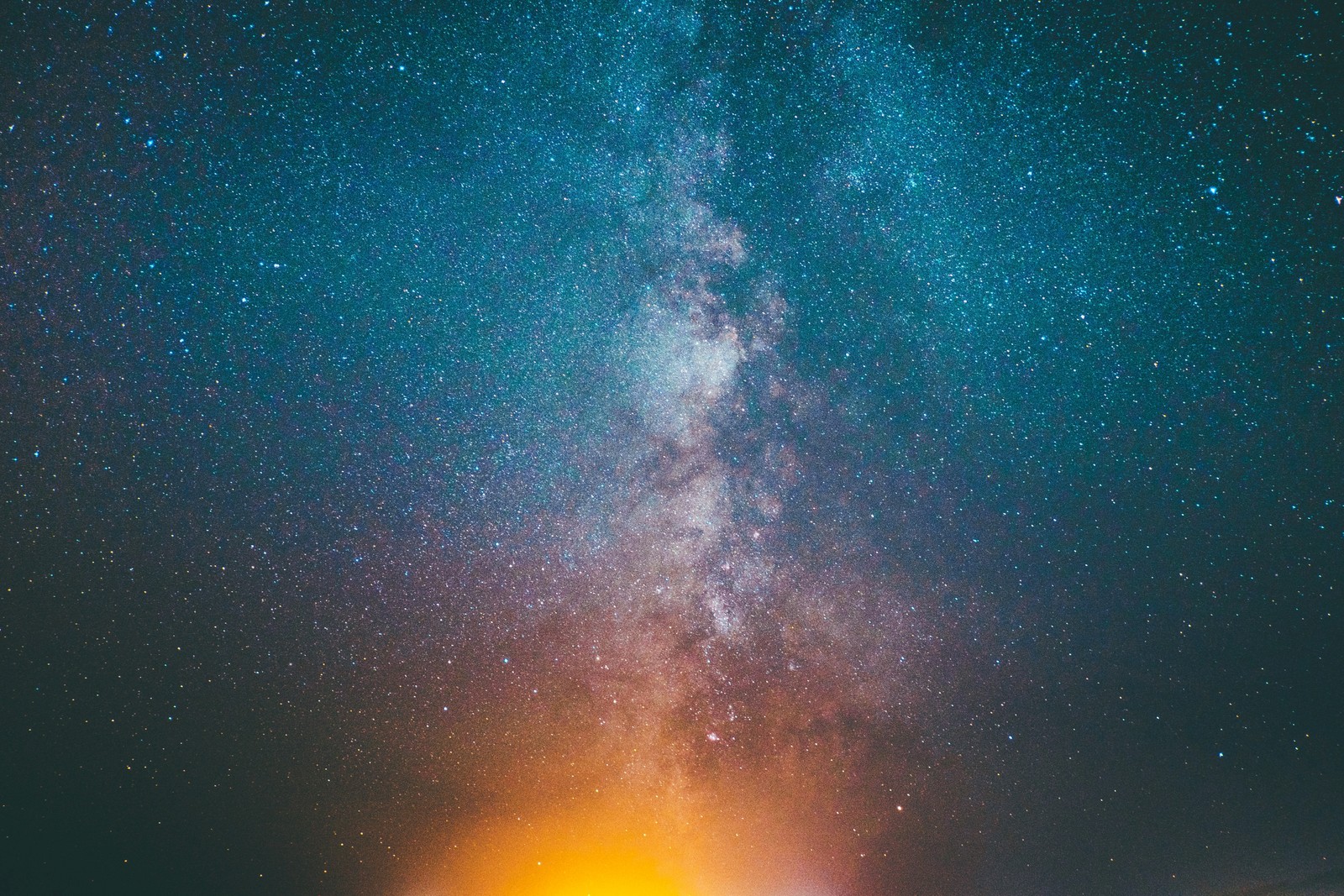 Eine person steht am strand mit einem zelt unter einem sternenübersäten himmel (galaxie, sterne)