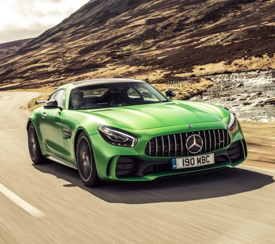 Dinâmico Mercedes AMG GT verde na estrada sinuosa