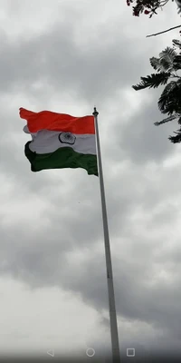 Indische Nationalflagge weht gegen einen bewölkten Himmel