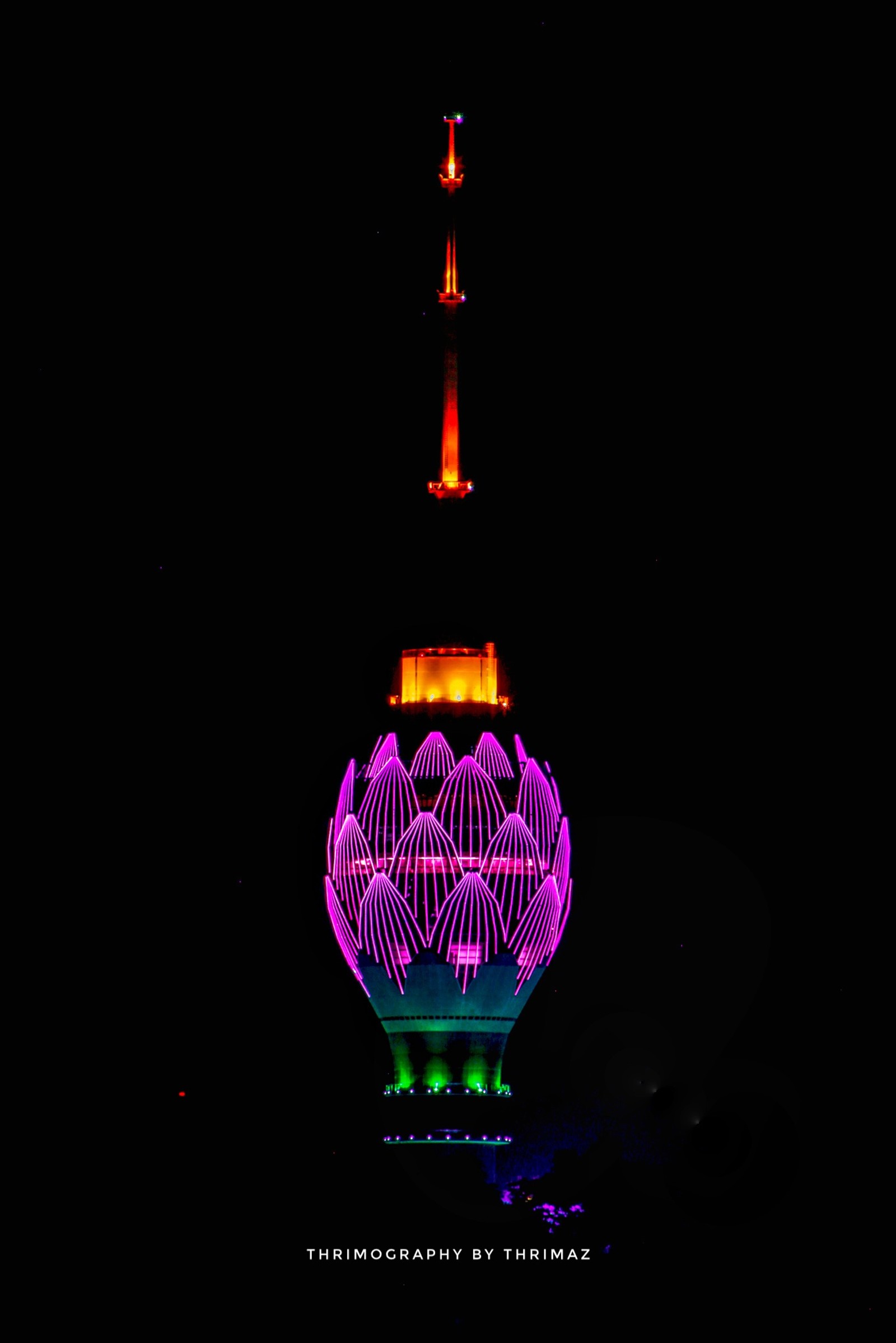 Verschwommenes bild eines gebäudes mit einem turm und einer uhr (ceylon, dunkel, lk, lotus, neon)