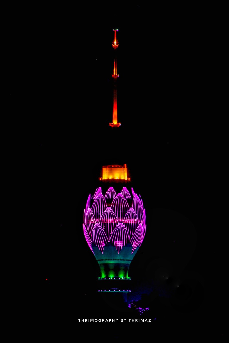 Imagem desfocada de um edifício com uma torre e um relógio (ceilão, ceylon, escuro, lk, lótus)