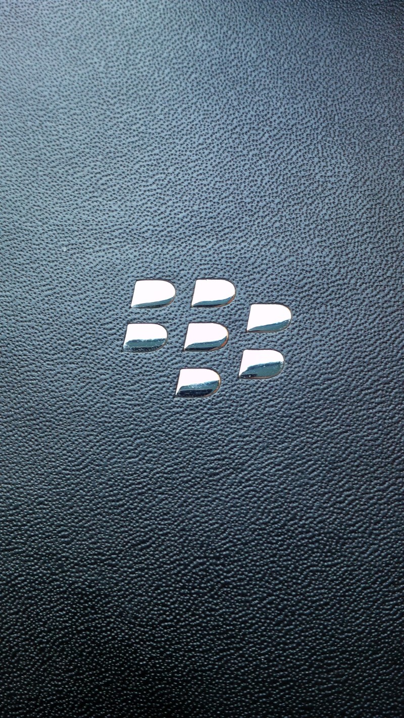 Крупный план логотипа blackberry на черной поверхности (чёрный, chrom)