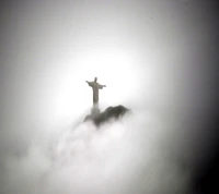 Christus der Erlöser, der aus den Wolken in Rio de Janeiro auftaucht