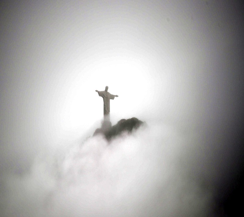 Аэропорт статуи в облаках с солнцем за ней (рио, rio)