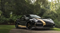 Porsche 911 GT2 com acentos em preto e dourado em um cenário ao ar livre cênico