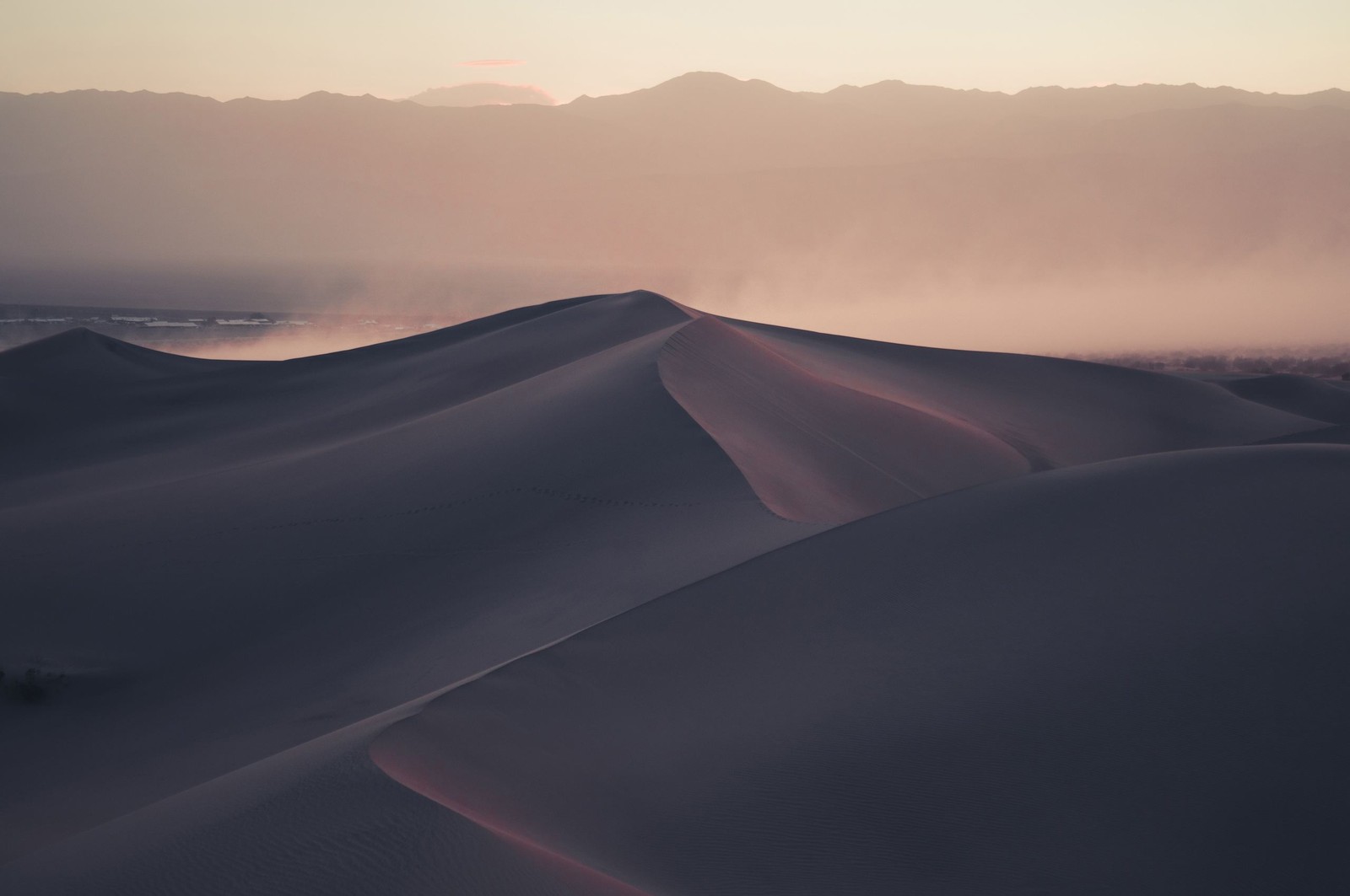 Une vue d'un désert avec quelques collines au loin (dune, sable, erg, matin, écorégion)