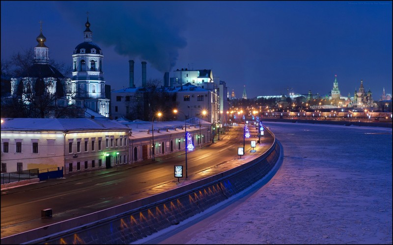 Ночной вид на городскую улицу с мостом и церковью (ночь, дорога, улица, достопримечательность, город)