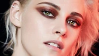 Primer plano del retrato de Kristen Stewart con un maquillaje impactante y ojos cautivadores