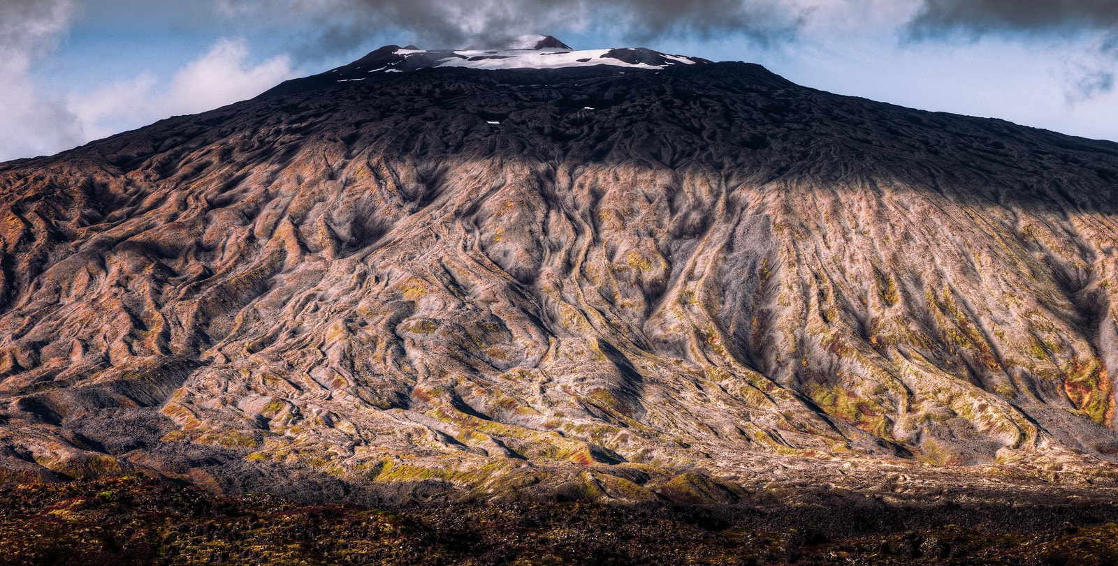 Gros plan d'une montagne avec une très haute montagne en arrière-plan (volcan, montagne, nature, forme volcanique, volcan bouclier)