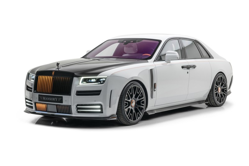 Белый rolls royce с фиолетовыми акцентами на белом фоне (роллс ройс призрак, rolls royce ghost, мансори, mansory, белый фон)