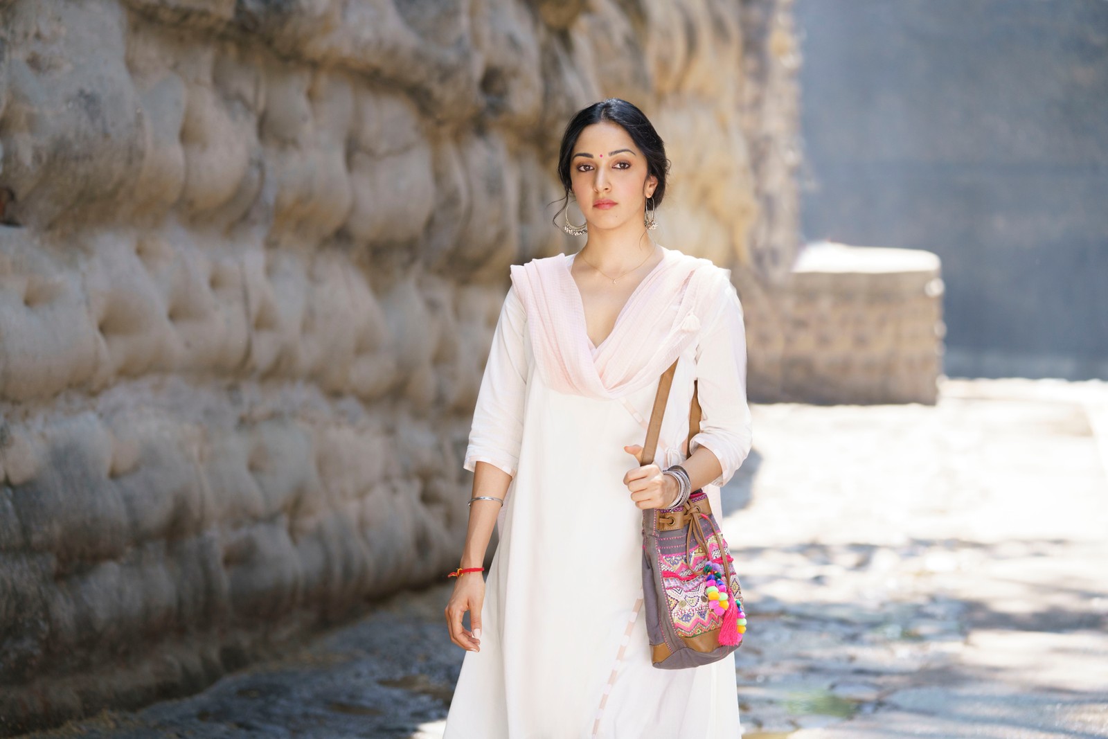 Une femme en robe blanche et écharpe rose marchant dans la rue (kiara advani, shershaah, dimple cheema, films de 2021, 2021 movies)