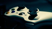 Крупный план контроллера Xbox 360, демонстрирующий его джойстик и кнопки в стильном дизайне.