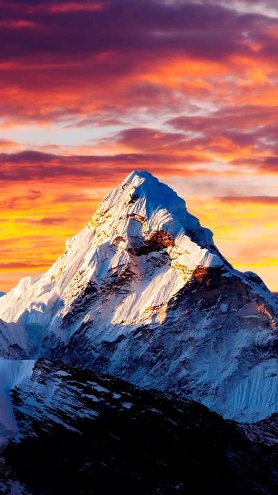 Majestuosa cumbre alpina iluminada por el resplandor al atardecer