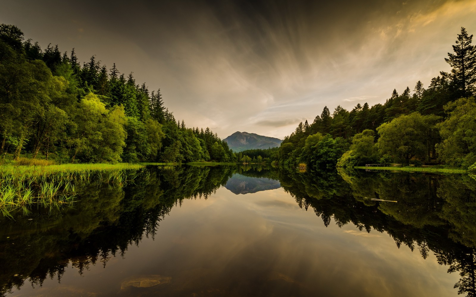 Vista de um lago com árvores e uma montanha ao fundo (reflexo, natureza, água, flúmen, lago)