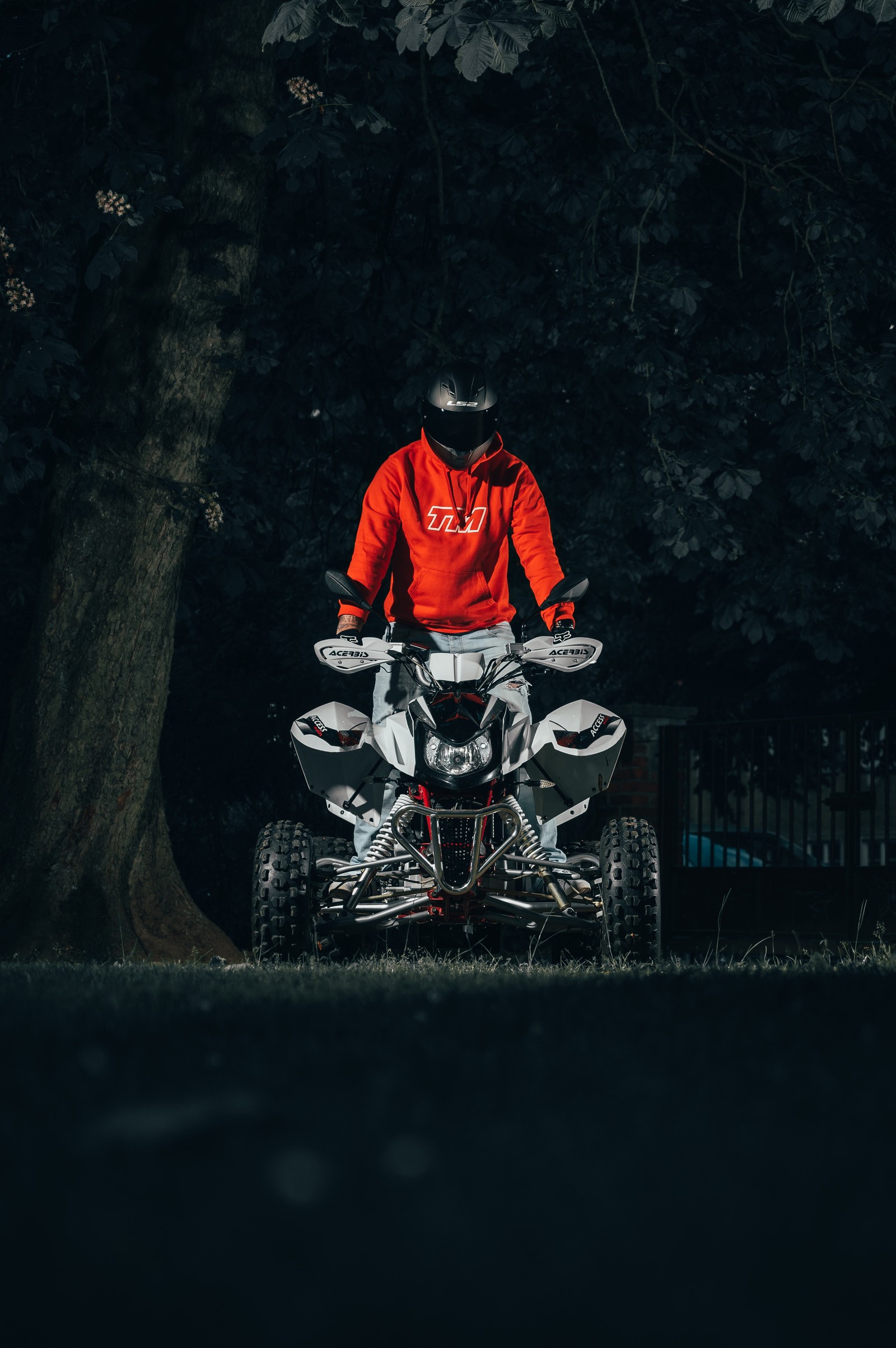 Ein araber in einem roten hemd und helm fährt ein atv (dunkelheit, freestyle motocross, extremsport, stuntman, musikinstrument)