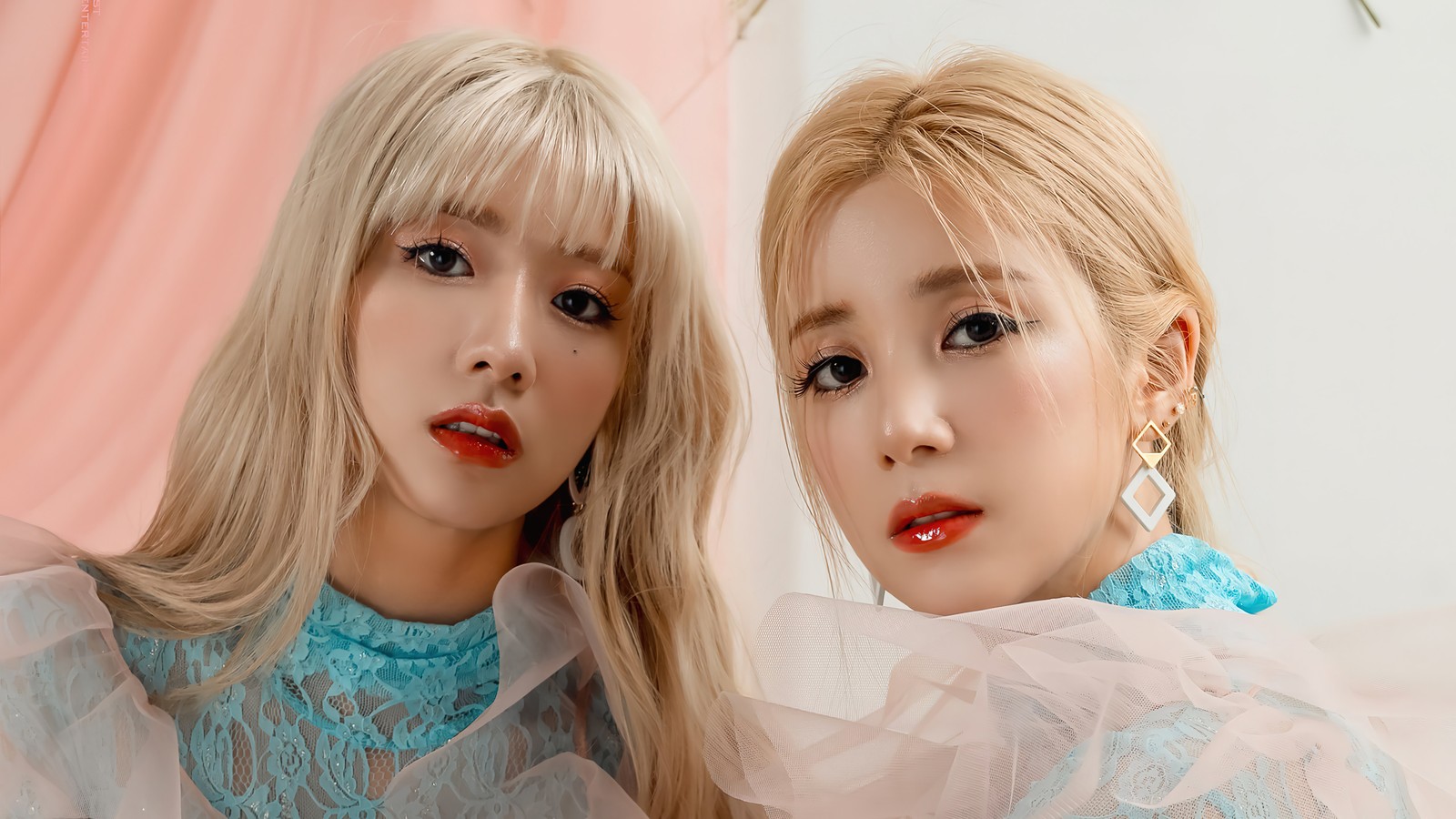 Deux femmes aux cheveux blonds et en robes bleues posant pour une photo (chobom, imitateur, kpop, unité sub apink, apink sub unit)