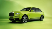 Rolls Royce Cullinan verde lima contra un fondo verde vibrante