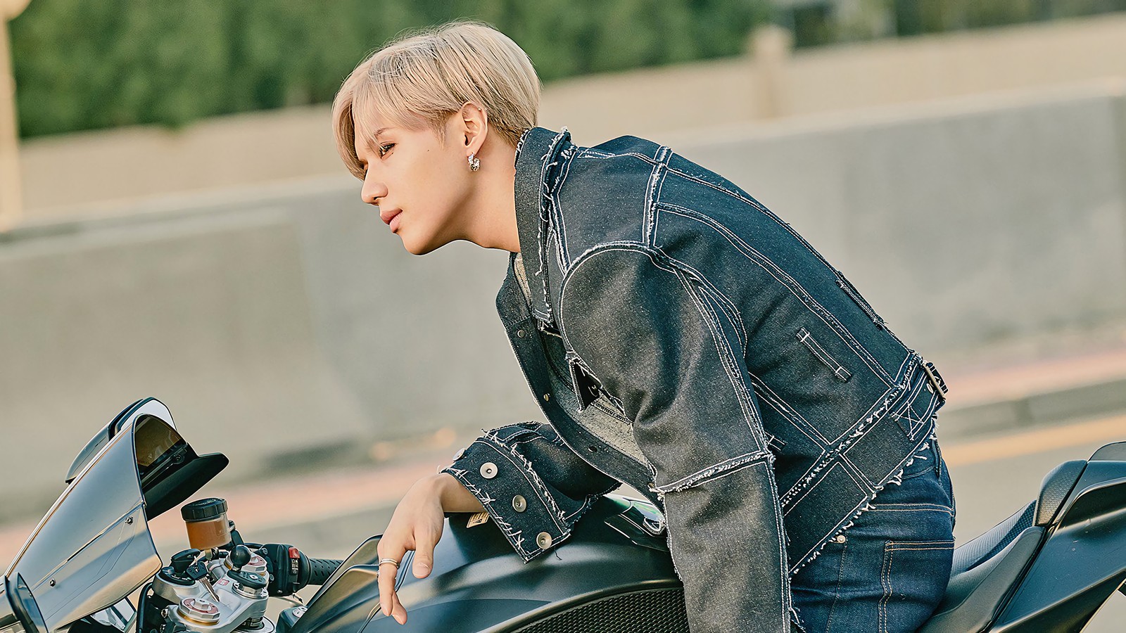 Femme blonde en veste en denim s'appuyant sur une moto dans la rue (taemin, lee tae min, 이태민, superm, kpop)