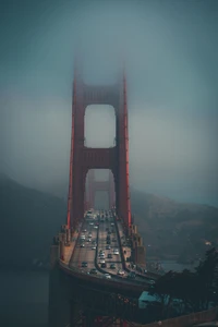 Goldene Tor Brücke, die aus dem Nebel auftaucht