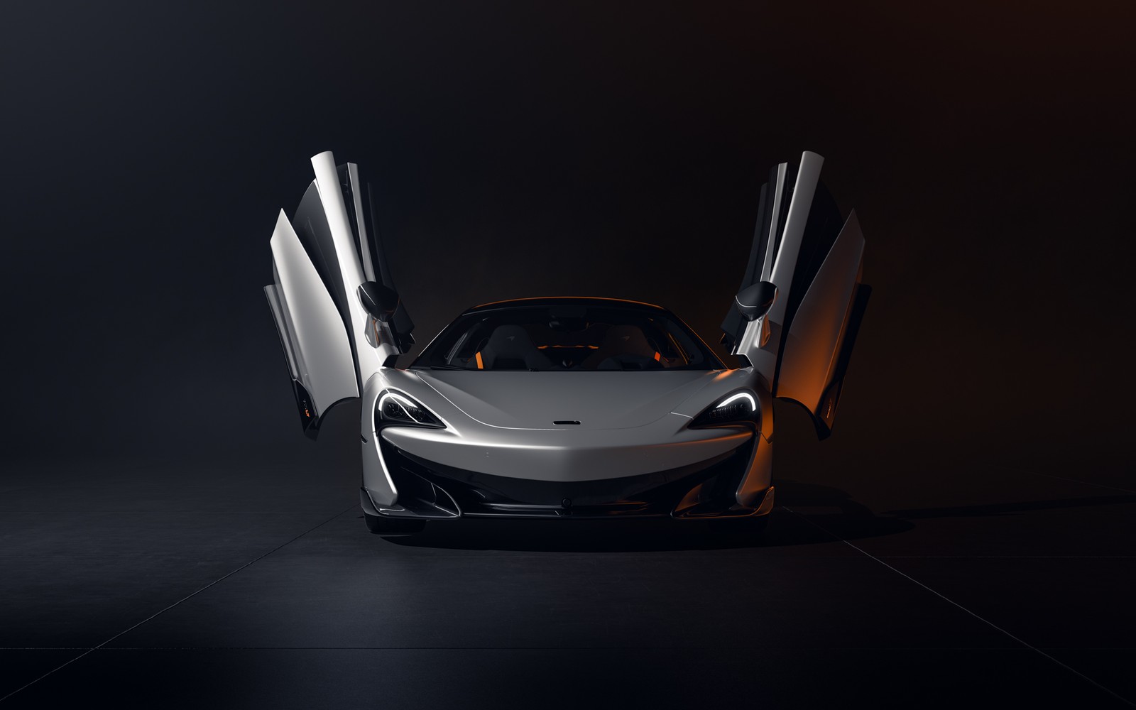 Gros plan d'une voiture de sport blanche avec les portes ouvertes (mclaren automotive, mclaren, voiture de sport, voiture, supersportive)