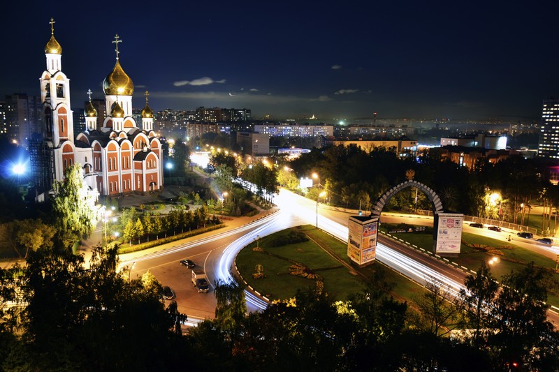 Артистичный вид города ночью с церковью и башней часов (ночь, достопримечательность, город, городская территория, городской пейзаж)