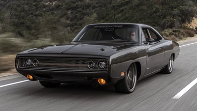 Klassischer Dodge Challenger: Ikonisches Muscle Car in Bewegung