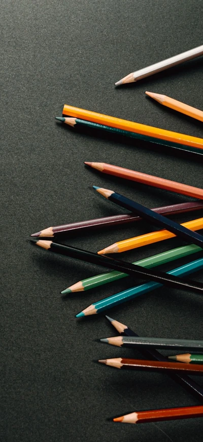 Crayons de couleur vibrants sur un fond sombre