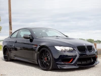 BMW M3 noire élégante avec des roues personnalisées dans un cadre extérieur