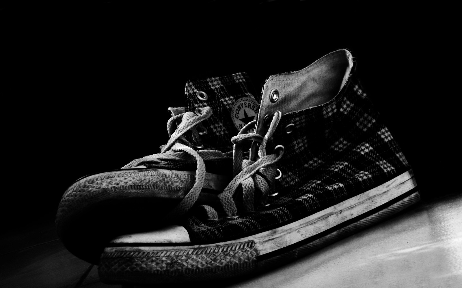 Téléchargez le fond d'écran converse, chaussure, baskets, photographie monochrome, photographie de nature morte