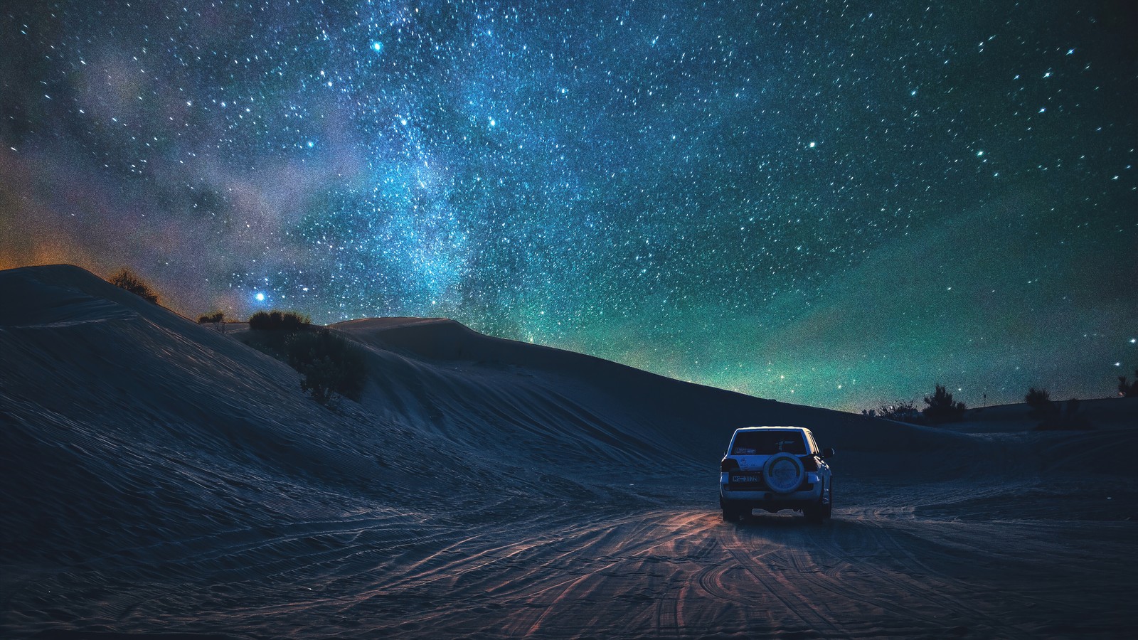 Um jeep estacionado na neve sob um céu estrelado (noite, estrelado, estrelas, céu, cenário)