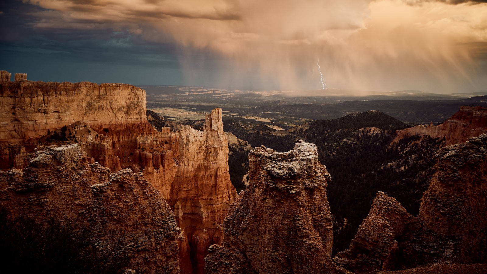 Girafes au loin avec une tempête se dirigeant vers la vallée en bas (parc national de bryce canyon, bryce, parc national des arches, bryce canyon city, parc national)