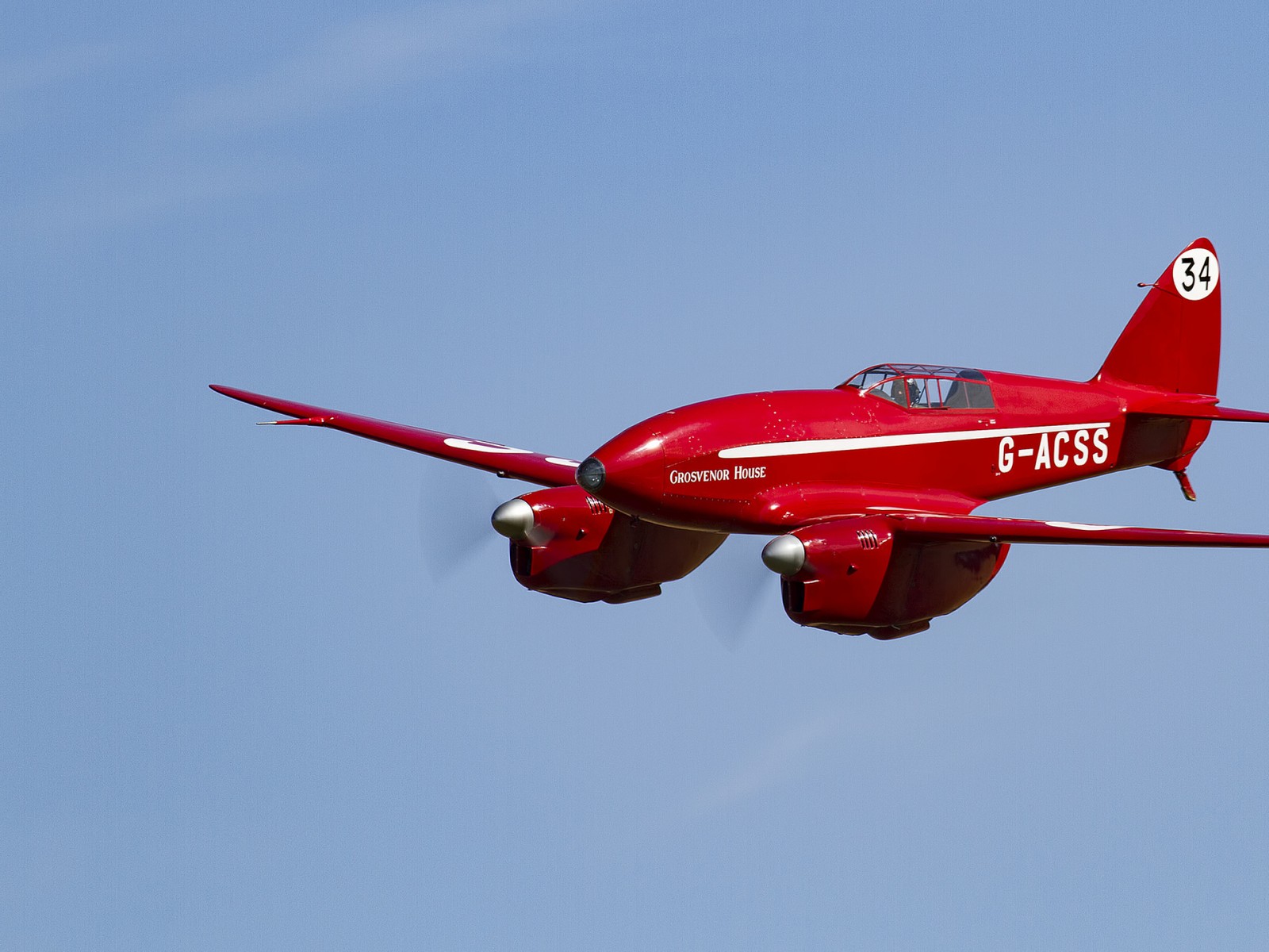 Es gibt ein rotes flugzeug, das am himmel mit einem propeller fliegt (flugzeug, de havilland, flug, luftfahrt, propeller)