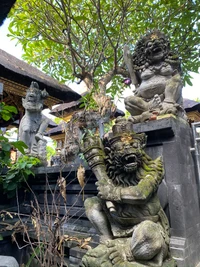 Bali Steinmetzarbeiten: Majestätische Wächterstatuen zwischen üppiger Flora