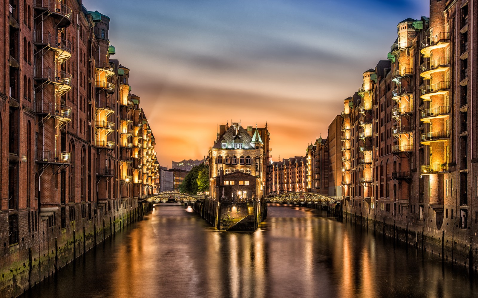 Descargar fondo de pantalla arquitectura de hamburgo, alemania, luces de la ciudad, atardecer, exposición prolongada