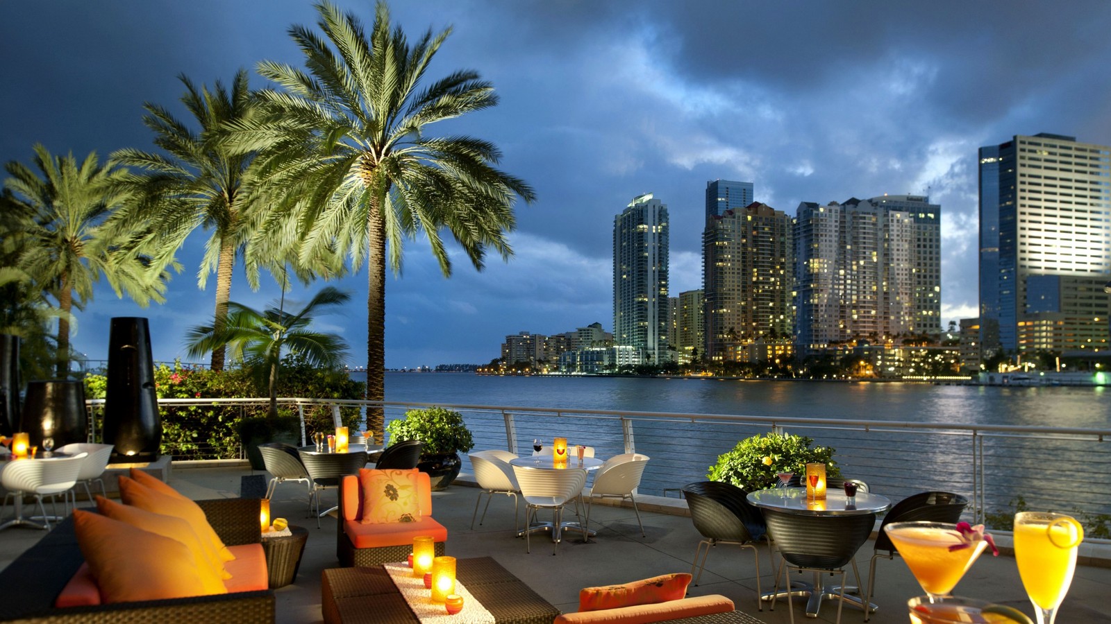 Una vista aérea de un horizonte urbano con palmeras y un río (miami, south beach, agua, nube, edificio)