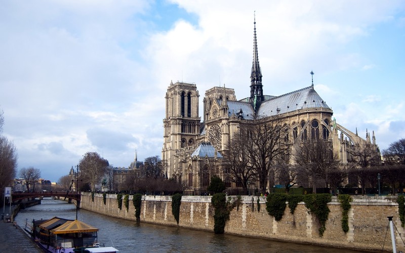 Вид лодки на реке с собором на заднем плане (собор парижской богоматери, notre dame de paris, водный путь, шпиль, собор)