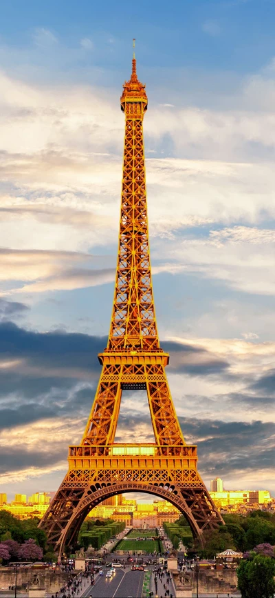 Torre Eiffel ao crepúsculo: uma silhueta majestosa contra um céu nublado