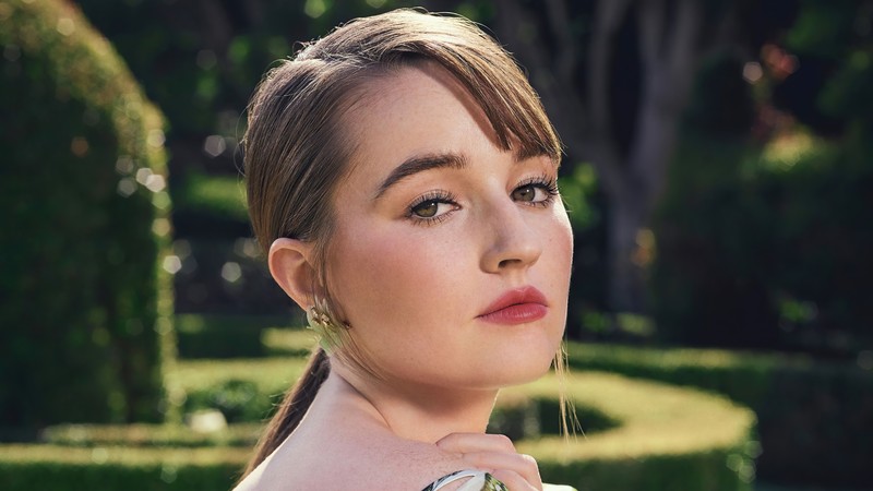 Близкий план женщины с кольцом на шее (кейтлин девер, kaitlyn dever, американский, актриса, знаменитость)