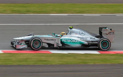 Voiture de Formule Un Mercedes en mouvement sur la piste de course