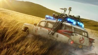 Ecto-1 correndo através de campos dourados em "Ghostbusters: Afterlife