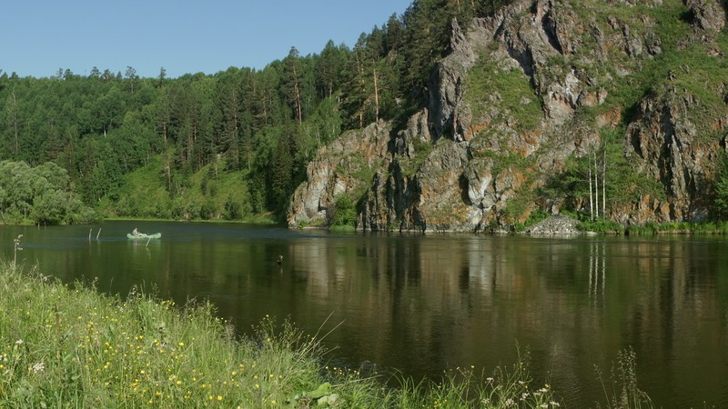 Человек в лодке на реке рядом с горой (природа, водоем, заповедник, вода, растительность)