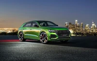 2020 Audi RS Q8: Un SUV de lujo en verde vibrante contra un horizonte urbano al anochecer