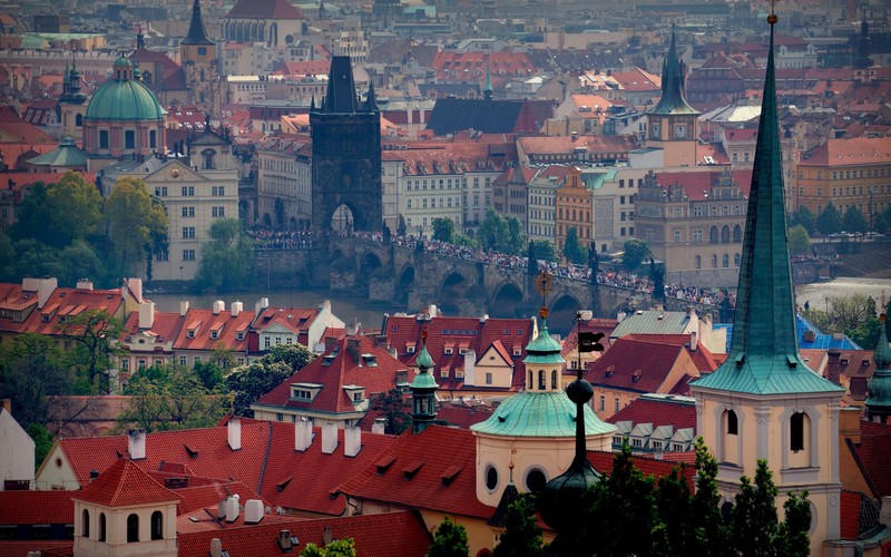 Вид на город с часовней и рекой. (прага, карлов мост, charles bridge, город, городская территория)