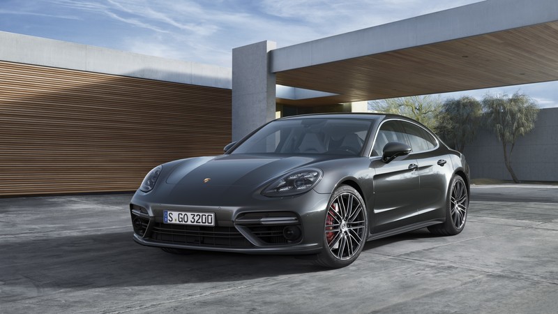 Porsche panamera припаркован перед современным зданием (porsche panamera, porsche, машина, обод, автомобиль высокой производительности)