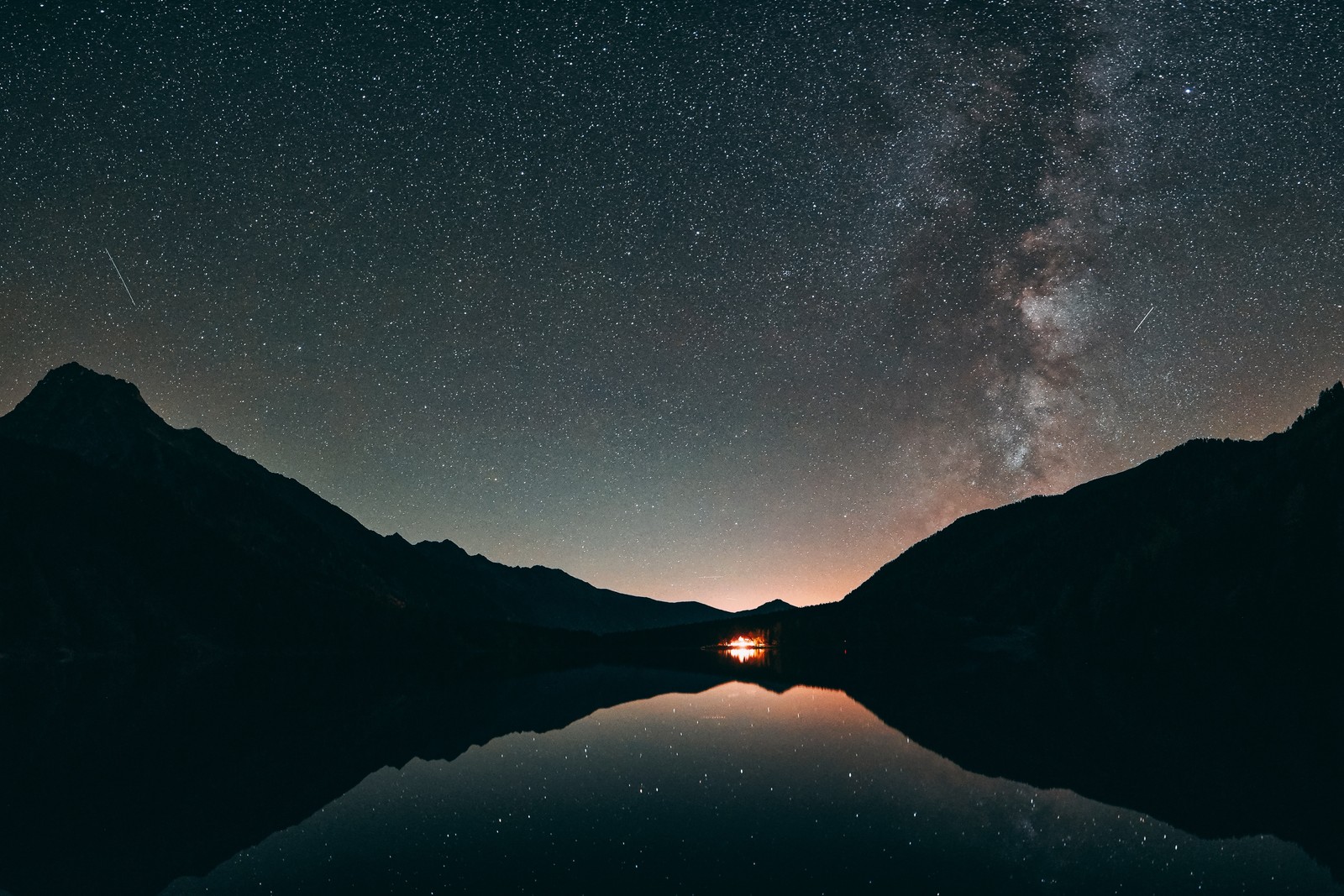 A view of a lake with a mountain in the background (nature, water, reflection, blue, atmosphere)