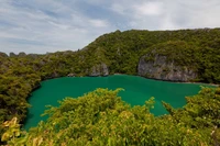 Lago Crater vibrante cercado por vegetação exuberante