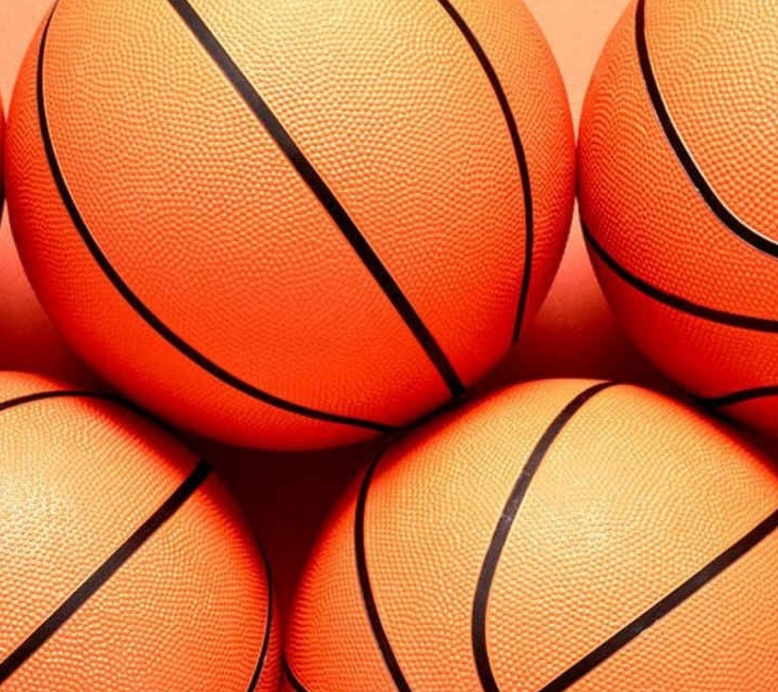 Gros plan d'une pile de ballons de basket sur une table (basket ball, jeux)