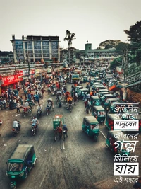 Um cruzamento movimentado na Bangladeche, cheio de vários veículos e vida de rua vibrante.