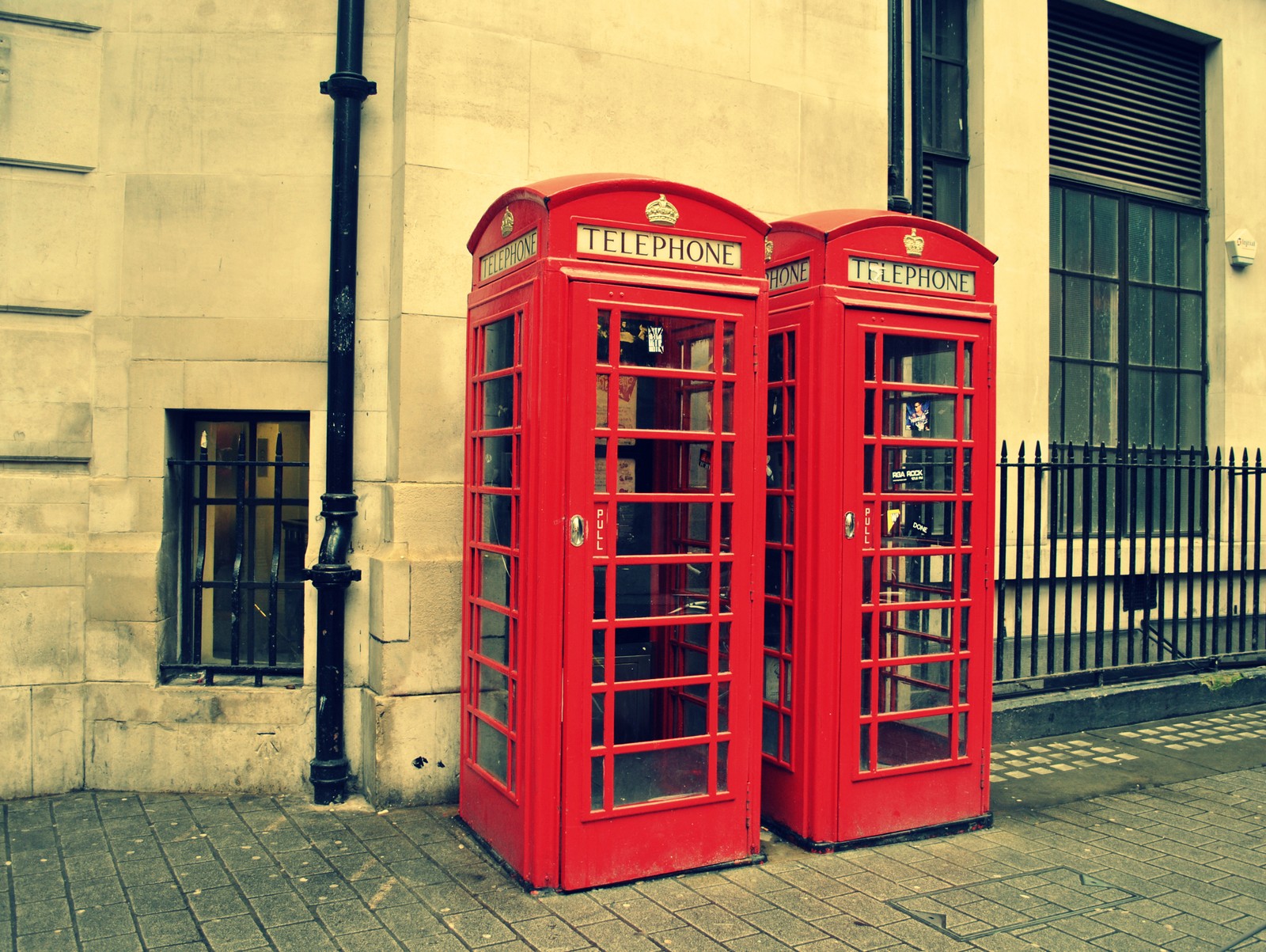 Две красные телефонные будки стоят рядом друг с другом (лондон, london, телефон)